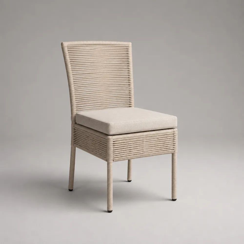 Chaise en résine tressée beige et métal avec coussin écru, 45 × 56 × 91 cm